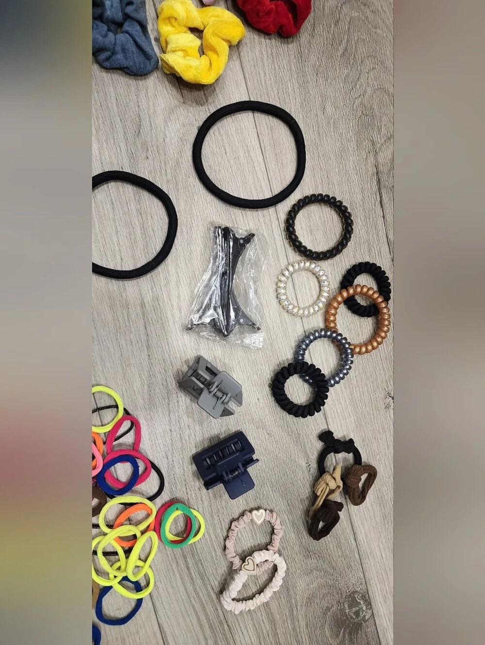 🌟 170 Assorted Hair Accessories Clips, Barretts, Scrunchies & Elastics